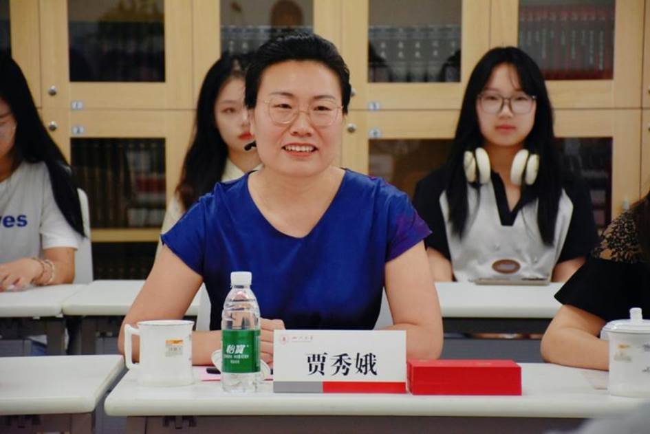 四色AV
教育基金会副秘书长贾秀娥发言